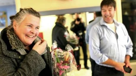 Överraskningen blev total när en något försenad Sofia Ahlin Schwanbom anlände till Puma för att få beskedet att hon utsetts till Gotlands kommuns kulturpristagare 2009. Till höger Arne Grau-Amnér som "lurat" dit hene med ett "arbetsmöte" om gotländsk ungdom.