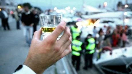 förbjudet. Under stockholmsveckan flödar spriten i Visby.  foto: bengan zettergren