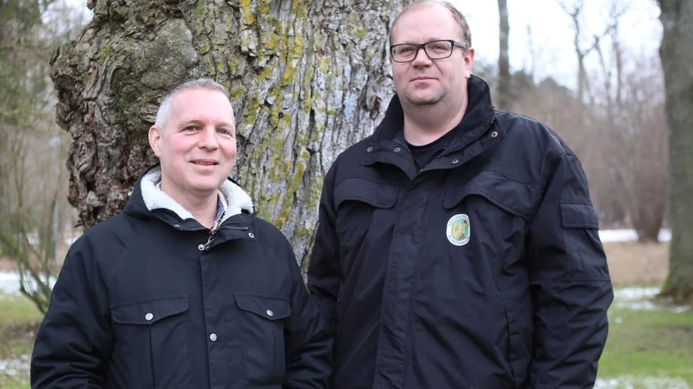 Samarbete. Jan Ekdahl, Mellanskog, och Ulf Ahlby, Gotlandsflis, väljer att stötta varandra för att få bättre fart på den gotländska träbranschen.