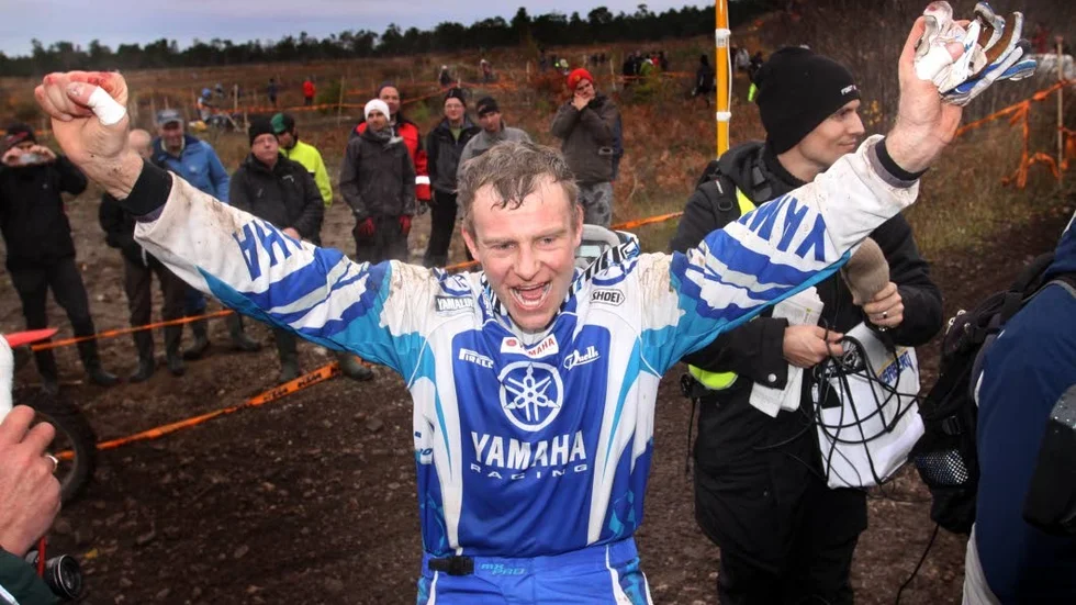 Jaaa. Det var en oerhört glad Mats Nilsson, SMK Dala som bärgade sin sjunde seger i Gotland Grand National i lördags. Men han hade ett tufft motstånd av Eeros Remes som inte gav sig förrän på absolut sista varvet. Mats segermarginal blev ynka tre sekunder efter tre timmars körning och nästan 15 mil på banan.Foto: TOBIAS WALLSTRÖM