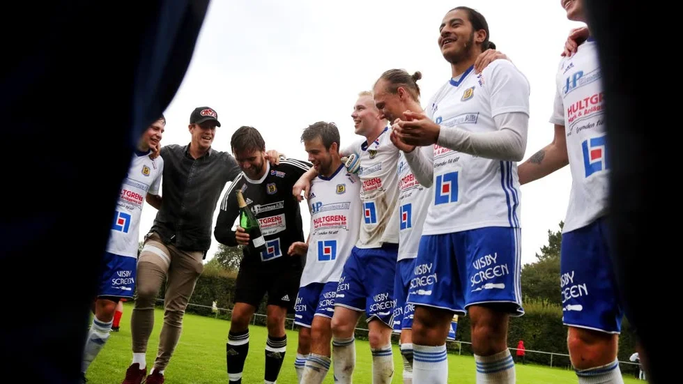 SÄKERT VÄRRE. Dalhem säkrar sin suveräna serieseger på Fardhem IP. Till vänster (ej ombytt) Adrean Lindblom. Ännu snart tre månader efter avancemanget vet truppen inte vilken tränare det blir i trean.