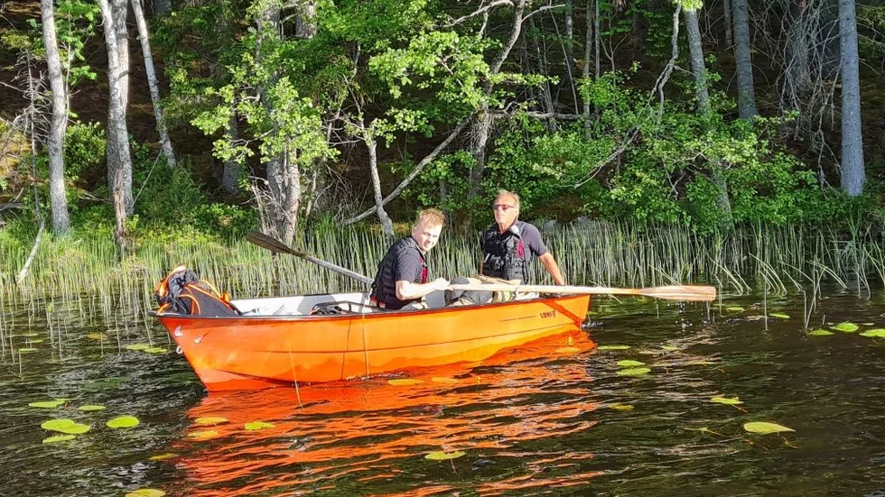 Robert Andersson och Janne Brandt från Tjällmo brandkår i den lånade båten. Årorna lånade de på annat håll. 