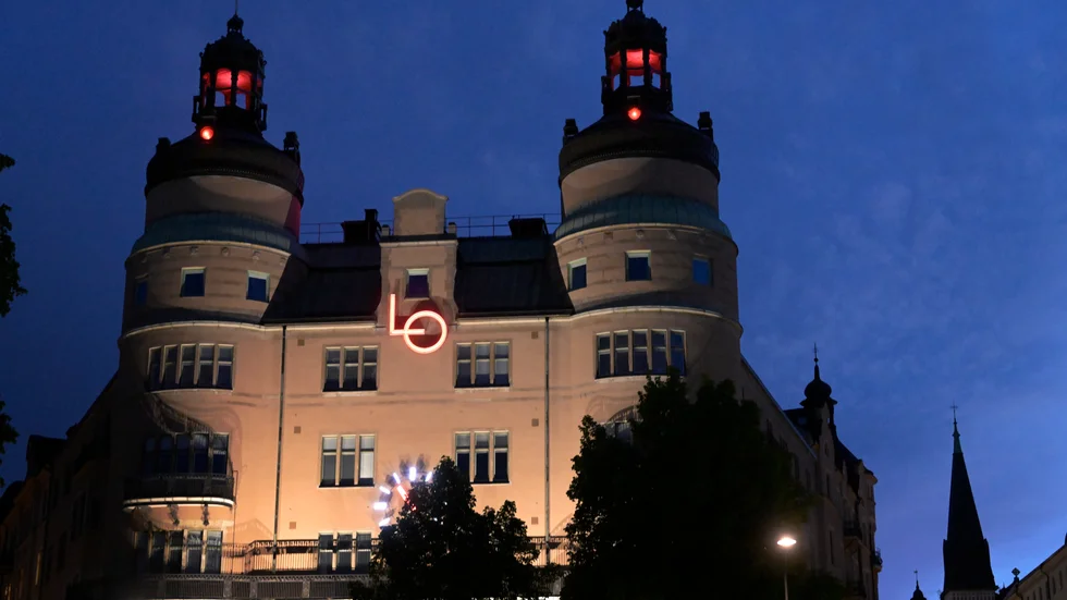 LO-fackets återkommande rapporter om maktelitens löner i samhället borde väcka andra frågor än vad som nu sker; det menar debattören.