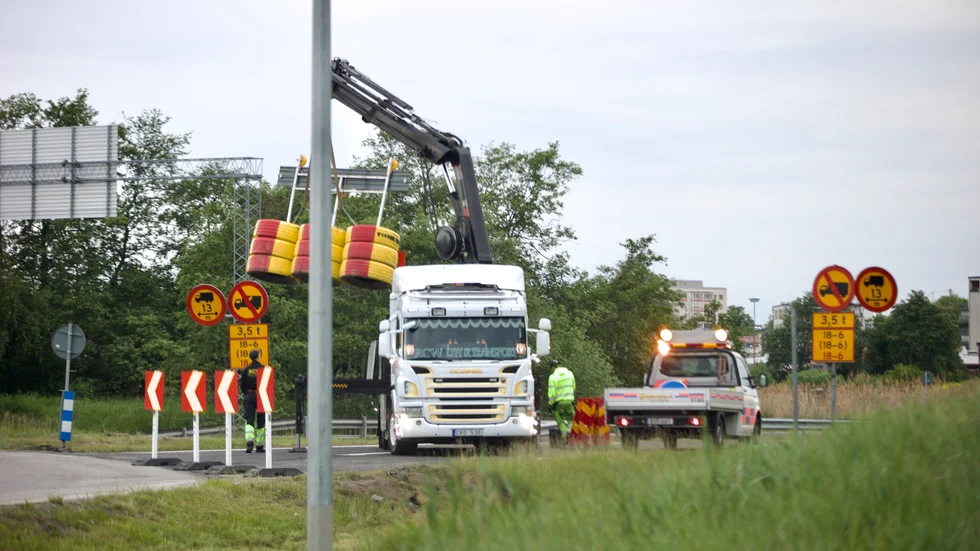 Ljurarondellen har varit sista anhalten för bilister söderifrån. Längre har de inte kunnat köra på E22. Men på tisdagsmorgonen togs avspärrningarna bort.