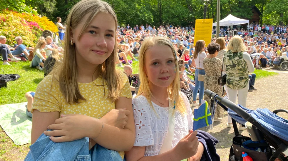 Felicia Wibom och Agnes Söder hade kommit till Skolparken för att titta på Idolvinnaren Birkir. Agnes lillasyster Elsa hade gjort tjejernas flaggor.