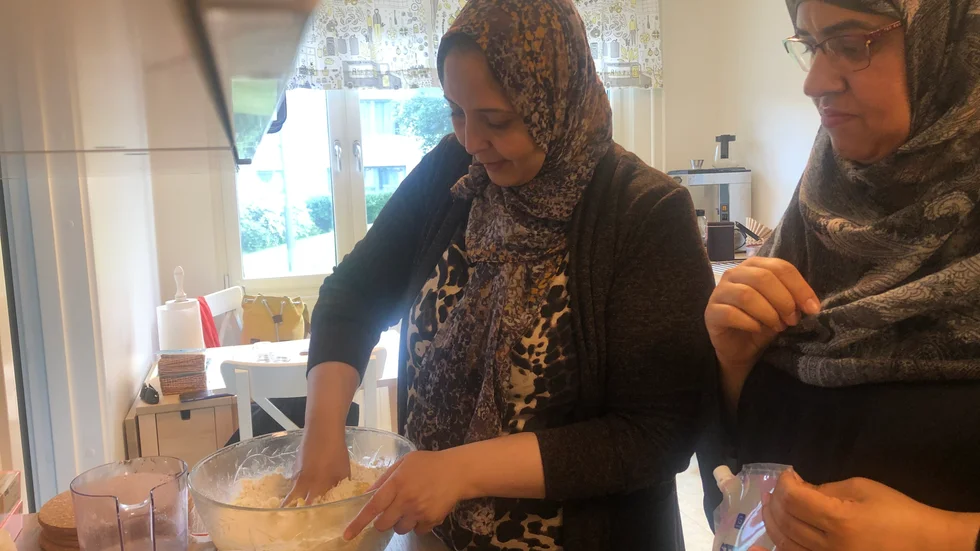 Nasha, till vänster, arbetade som språklärare i hemlandet. "Jag kan inte lära mig på distans".
