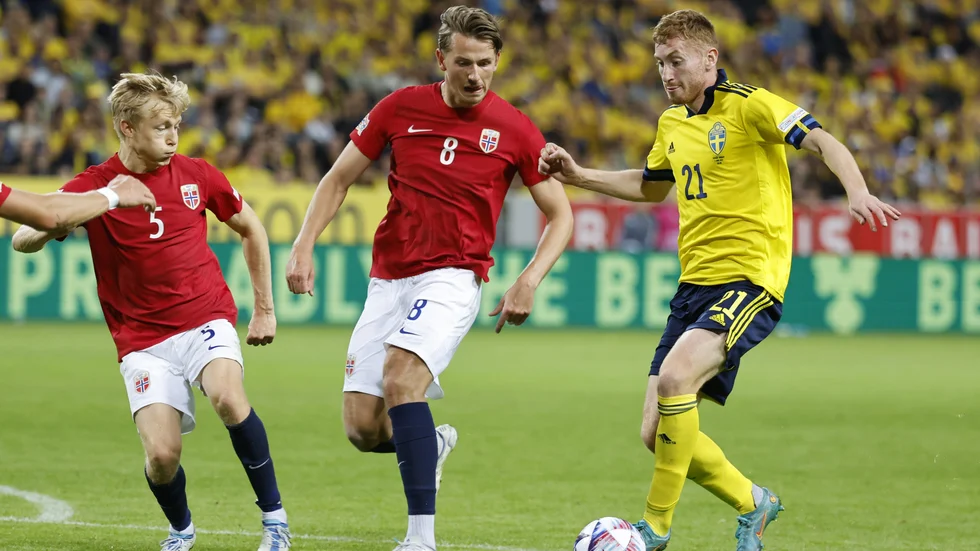 Norges Sander Berge, mitten, är inte imponerad av Sveriges backlinje. Arkivbild.