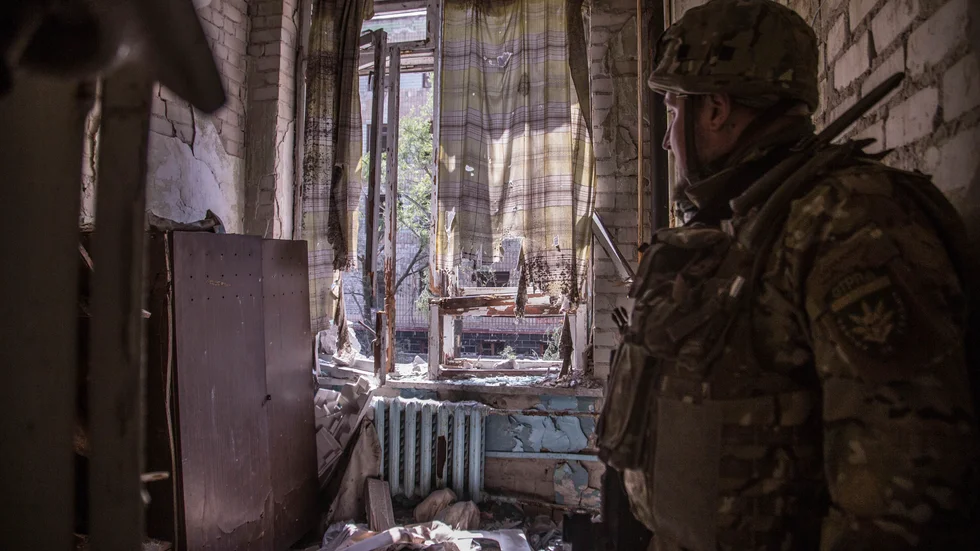 En ukrainsk soldat i staden Sievjerodonetsk förra veckan. Arkivbild.