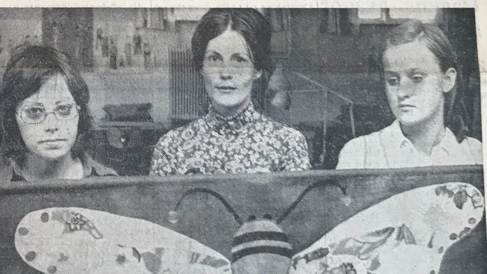 Annika Johansson, Nyköping, (till vänster) visar sin vackra väggbonad för läraren Inga-Lill Gäfvert och Anne-Charlotte Nygren.