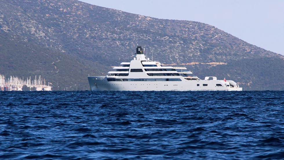 Roman Abramovitjs lyxyacht Solaris är en av dem som tagits till Turkiet, undan sanktionerna. Arkivbild.
