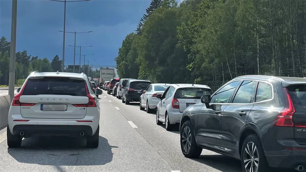 Moderaterna vill underlätta kompetensförsörjningen genom att göra det biligare att pendla. 