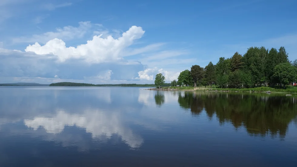 Utsikt från Snickarstrands småbåtshamn i Gammelstad. 