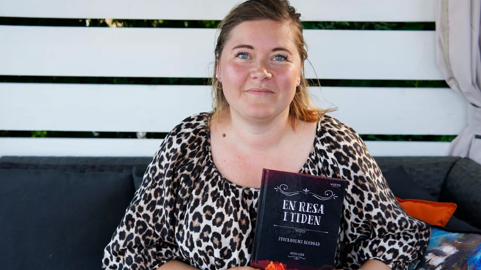 Att Anna Leek äntligen kan hålla sin egenskrivna bok i handen är surrealistiskt. "Jag har inte riktigt landat i det än". 