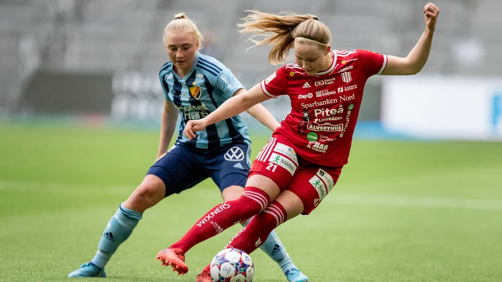 Piteås Hlin Eiriksdottir och Djurgårdens Stinalisa Johansson i en bild från ett möte i mars.