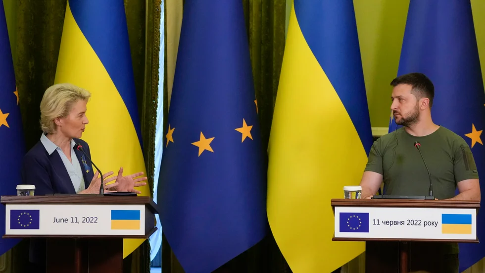 EU-kommissionens ordförande Ursula von der Leyen på presskonferens med Ukrainas president Volodymyr Zelenskyj i Kiev nyligen. Ukraina hoppas i dag få status som kandidat för EU-medlemskap. Arkivbild.