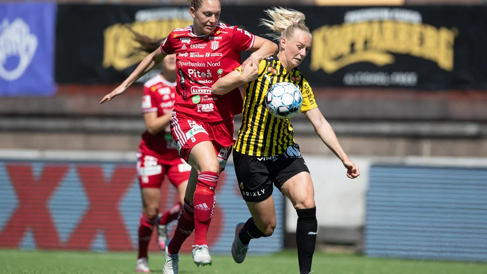 Jennie Nordin i PIF-tröjan i kamp med Stina Blackstenius i 0-0-matchen mot Häcken i Göteborg ifjol. 