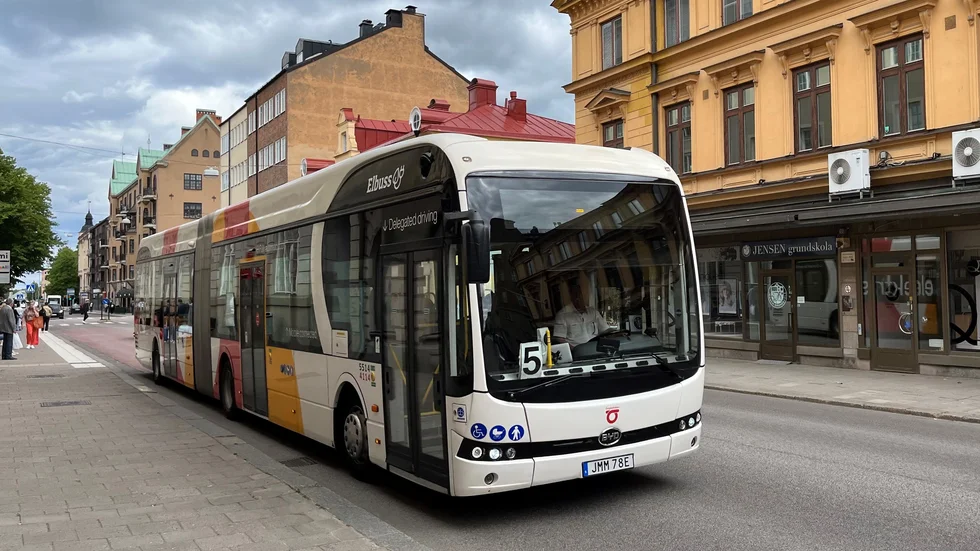 Inga linjenummer eller destinationer visas i bussarnas displayer. Men skylten i vindrutan berättar att detta är linje 5 på väg genom Linköping.  