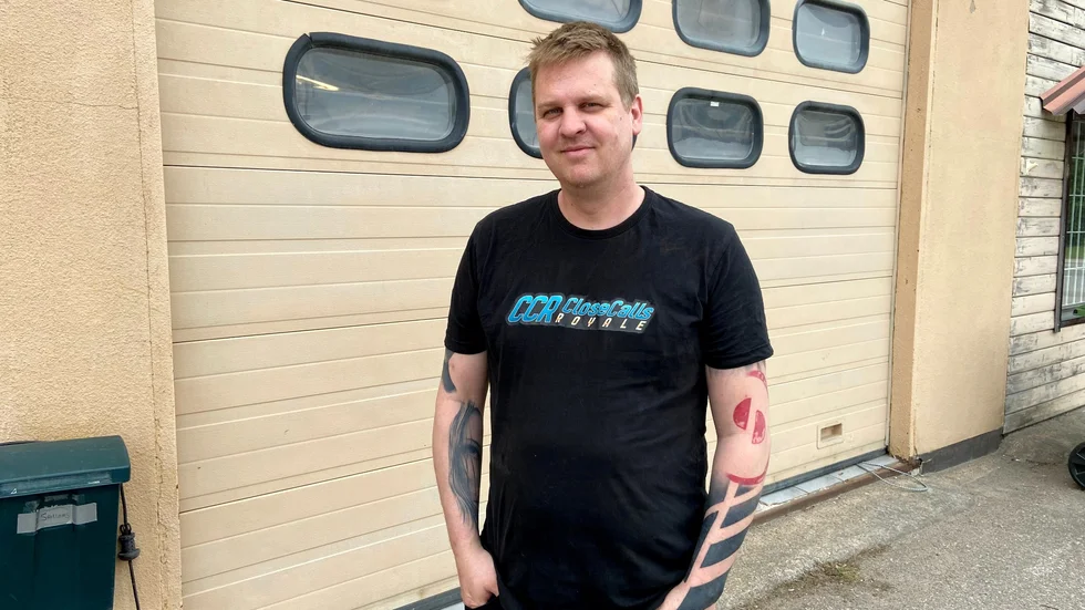 Mattias Jönsson är utbildad hippolog och har bland annat jobbat med hästar i över tio år. Nu flyttar han till Heby och öppnar en tatueringsstudio.