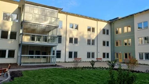 Så här ser boendets innergård och några av de inglasade balkongerna ut.