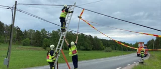 Väjde för vilt och körde in i elstolpe – kabel drogs ner på vägen