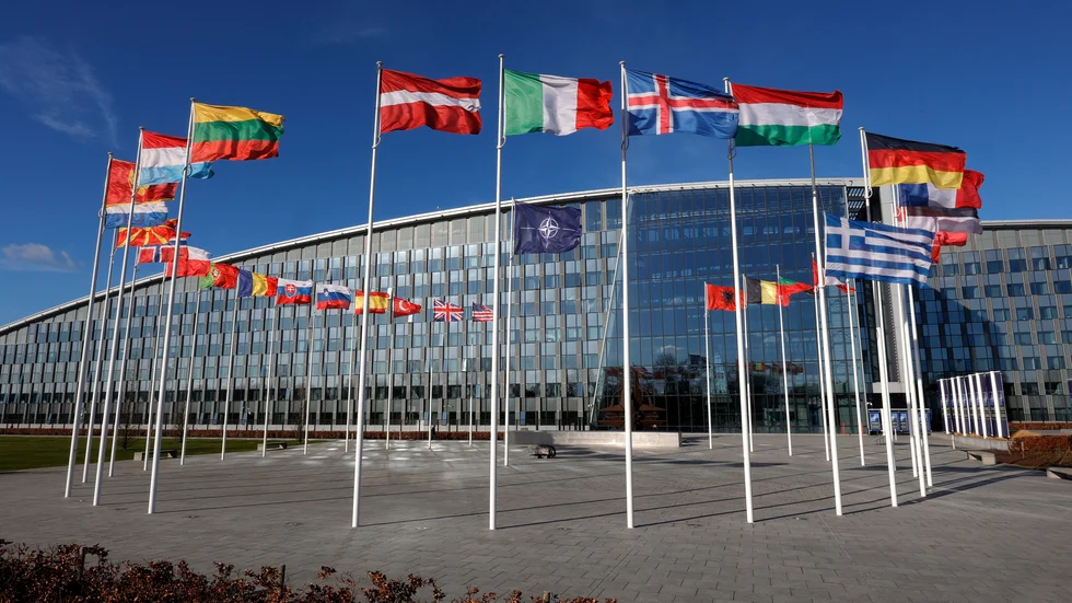 Med Nato-medlemskapet krymper Sveriges möjligheter att föra en egen utrikespolitik, menar debttören.