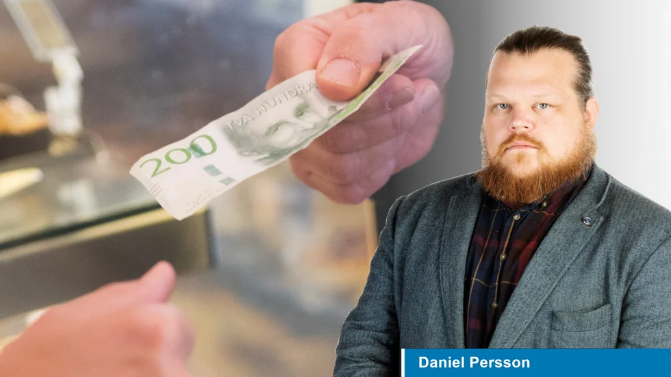 Var så god. Men köp nu inte snask för hela pengen.