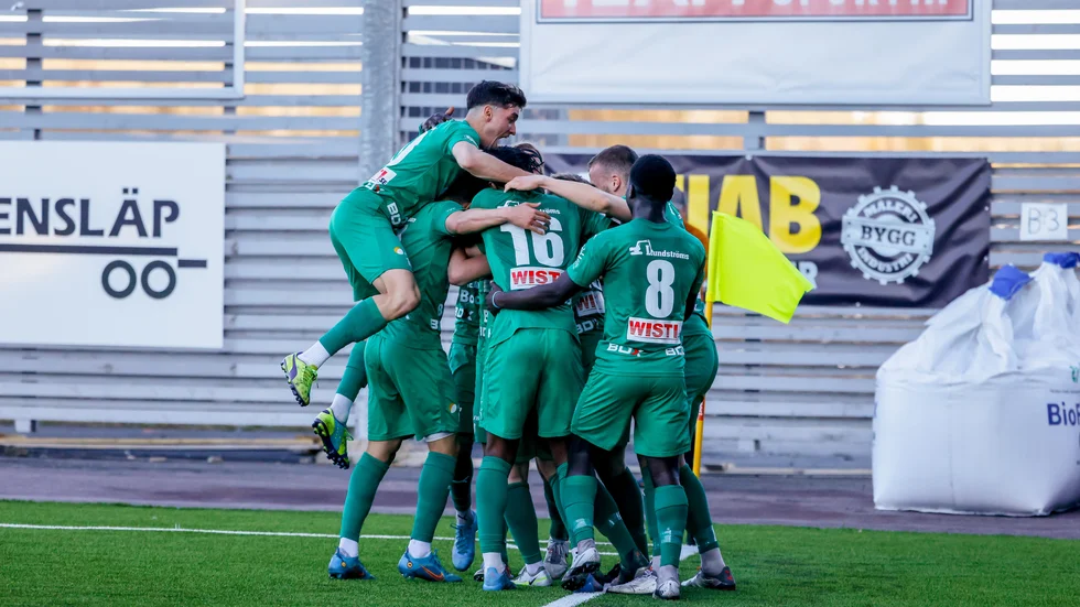 Bodens BK tog tredje raka segern i division 2 under lördagen. Kampen med IFK Luleå om seriesegern fortsätter.