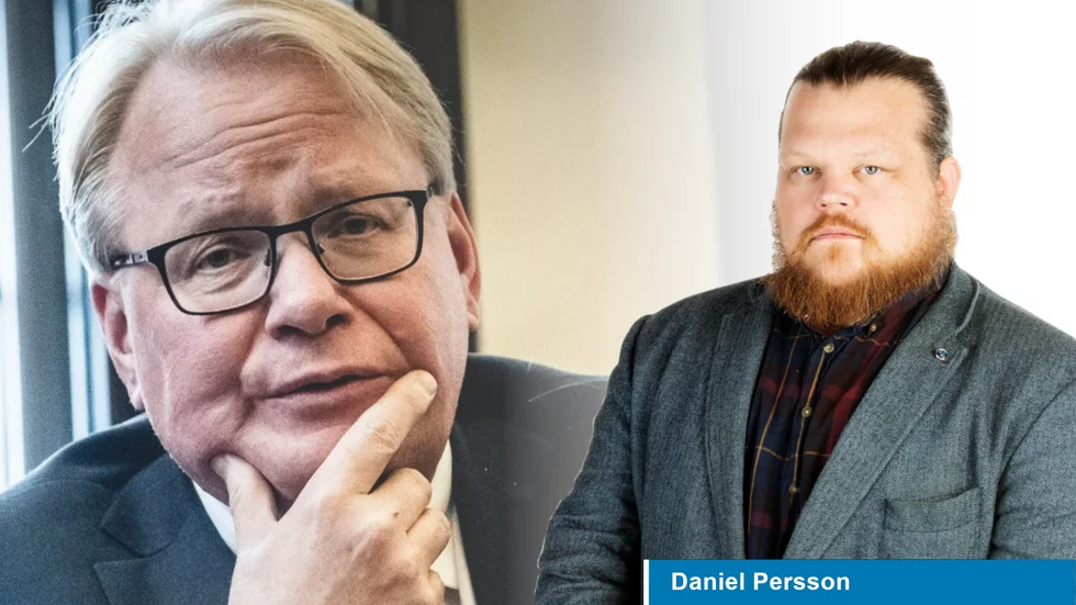 Om försvarsministern vill behålla ett uns av trovärdighet skulle han i vart fall gå i svaromål på sin egen tidigare kritik av Nato.