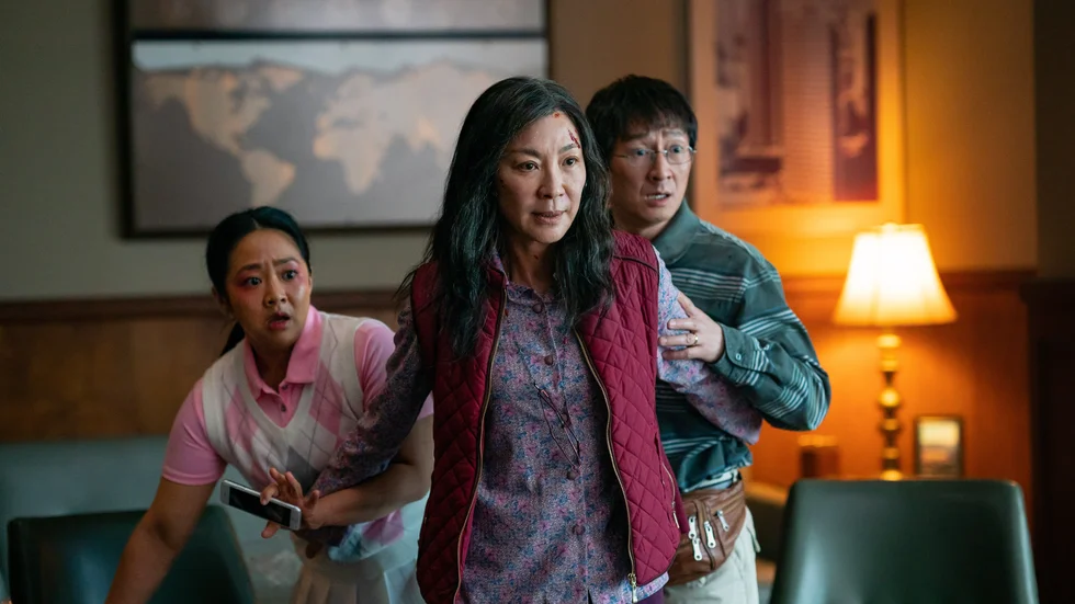 Michelle Yeoh är fenomenal i rollen som Evelyn i den hejdlöst underhållande äventyrsfilmen "Everything everywhere all at once".