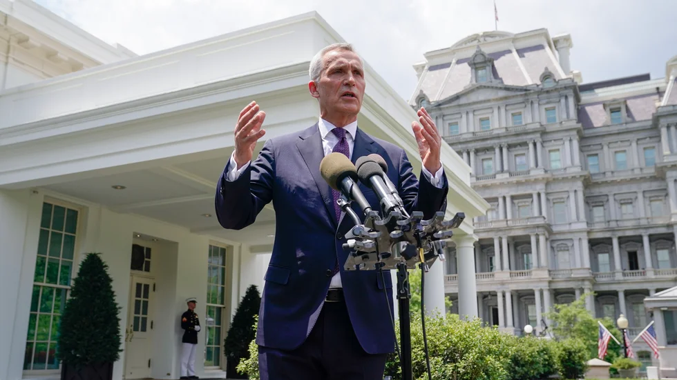 Natos generalsekreterare Jens Stoltenberg håller presskonferens utanför Vita huset i Washington där han på torsdagen träffade USA:s president Joe Biden.