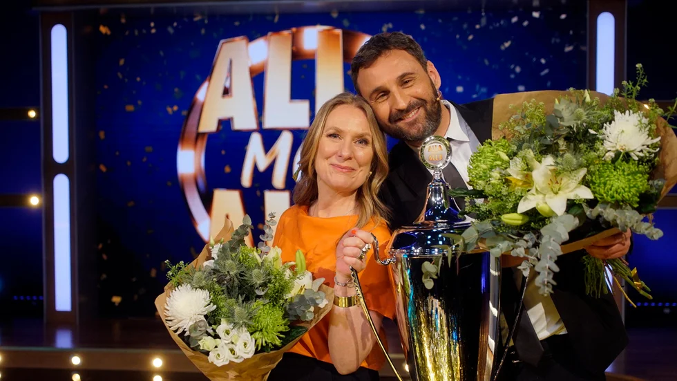 Annika Lantz och Johar Bendjelloul får sina namn ingraverade på segerpokalen för "Alla mot alla", frågesportprogram i Kanal 5 och Discovery+. Pressbild.