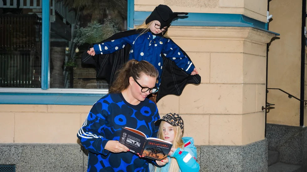 Den nya barn- och ungdomsboken "Mutanterna" av Ingela Korsell och Daniel Thollin utspelar sig i Uppsala. UNT bad läsfrämjaren Johanna Stenlund att ta med Rut, 6, och Märta, 8, på en tur till platserna där bokens handling utspelar sig. 