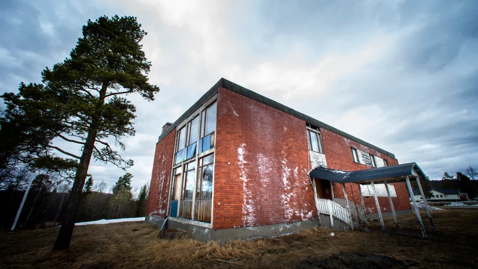 Det gamla brukshotellet i Laisvall har två våningar och en källare. Själva byggnadsarealen är ungefär 370 kvadratmeter.