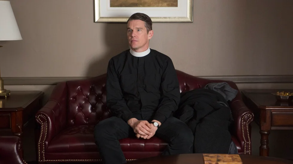Ethan Hawke spelar prästen Ernst Toller i Paul Schraders gripande film "First Reformed" (2017).