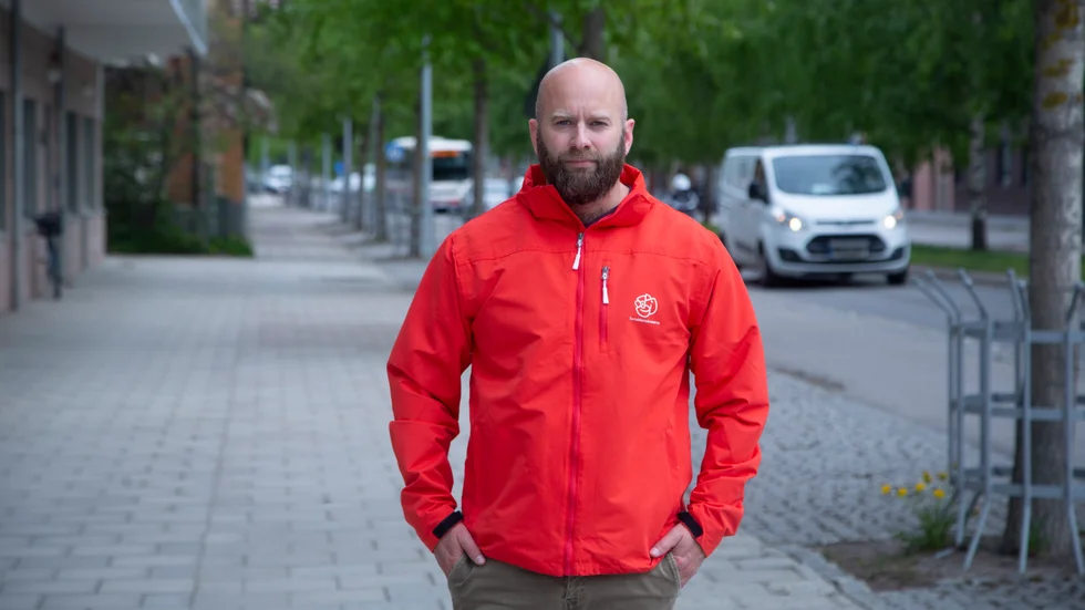 Claes Danell, gruppledare för Socialdemokraterna i Piteå, förtydligar att hans totala ersättning sänks trots att årsarvodet höjs i och med det kombinerade uppdraget. ”Jag har inte längre möjlighet att söka förlorad arbetsförtjänst och sammanträdesersättning.”