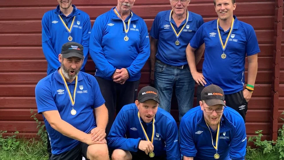 Det vinnande laget. Övre raden stående från vänster: Andreas Tidblad, Lennart Rundström, Göte Björklund och Michael Rosenlönn.

Knästående från vänster: Roger Andersson, Andreas Rosenberg och Mats Rosenberg.