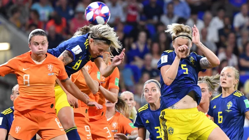 Bronsmatchen visas på storbildsskärm vid Västervikstorget.