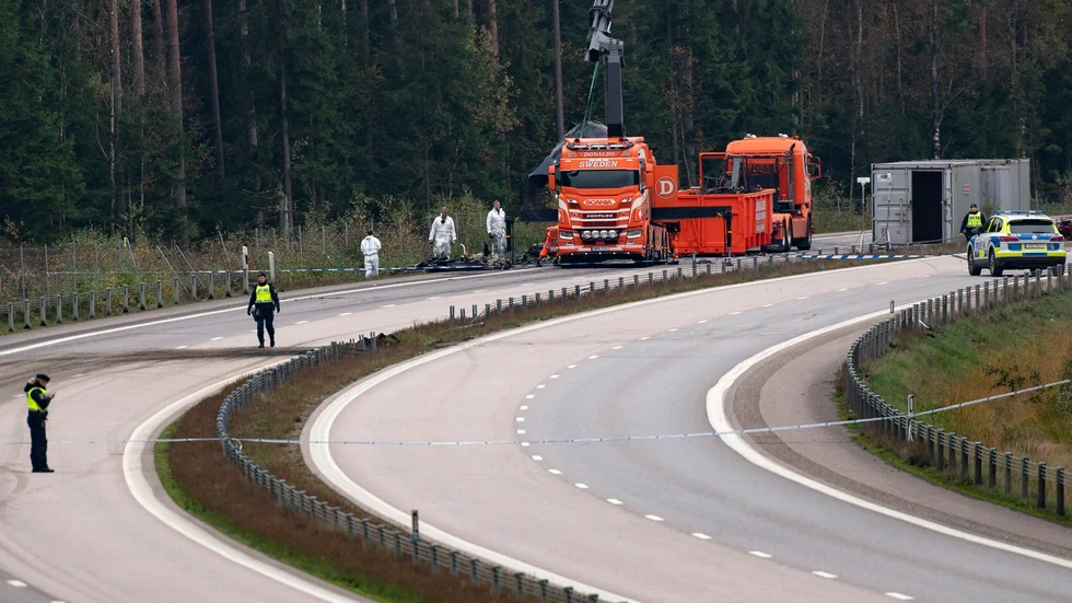 Polisens kriminaltekniker och bärgare på olycksplatsen på E4 vid Markaryd då konstnären Lars Vilks, 75, och två poliser omkom. Arkivbild.