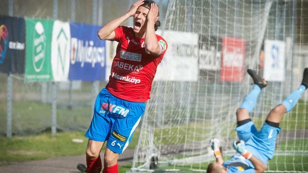 Talande för både senaste matchen och säsongen i stort för Nyköpings BIS. Enis Ahmetovic (bilden) gav bottenlaget ledningen på straff men i övrigt var bottenlagets ineffektivitet alltför stor i lördagens bortamatch mot Carlstad United, som resulterade i fjärde raka förlusten.