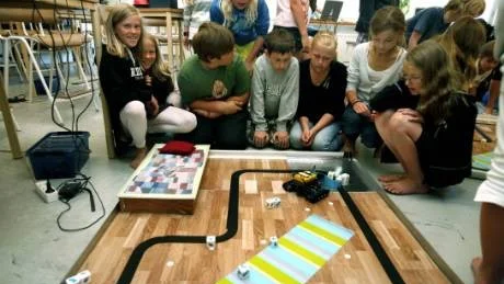 INTRESSERADE. Från vänster: Madeleine Veres, Moa Gutenvik, Jesper Westin, Sara Jakobsson, Martin Olsson, Hanna Bolin, Olivia Johnsson och Isabella Skärlén, som studerar städrobotens framfart.