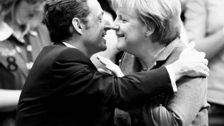 Roland Spånt tycker Wera Svensson djupt kränker alla i Frankrike (Sarkozy) och Tyskland (Merkel) genom att hävda att de måste ha gemensam valuta för att inte slåss.
foto: Markus Schreiber/
