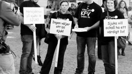 Sanningen är att allt fler halkar in i Fas 3 med små möjligheter att komma ur det. De flesta personer som på äldre dagar blivit arbetslösa blir det utan egen förskyllan. De flesta av dem vill inget hellre än att ha ett arbete där de kan försörja sig själva. De utförsäkrade protesterar mot de hårda reglerna. Varför protesterar inte Facket mot Fas 3 och utförsäkringarna?