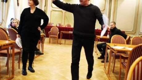 Mord. Om några dagar är det nypremiär för "Mord till Bords". Lennnart Bäck spelar storebror Göran Gutekull som mördas av någon av sina tre syskon. Foto: Rolf Jönsson