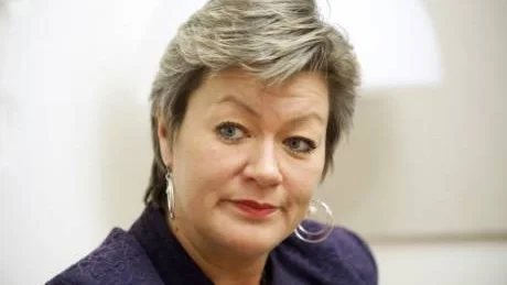 Ylva Johansson (S) och övriga rödgröna vill hindra lönedumpning genom ett initiativ i riksdagen.