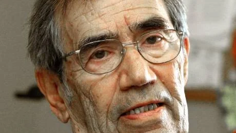 HJÄLPER. Emerich Roth överlevde fem koncentrationsläger under andra världskriget. Nu försöker han stötta och hjälpa ungdomar, och han efterlyser också att fler positiva handlingar av unga, och gamla, lyfts fram, till exempel i media. "Det bästa sättet att motverka det onda, är att lyfta fram det goda", säger han.