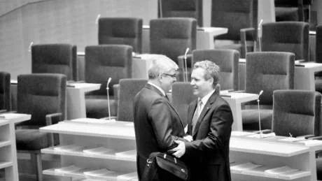 Socialdemokraterna har just nu abdikerat från att driva en oppositionspolitik och i stället har fokus hamnat på interna motsättningar, som framgångsrikt undergräver förtroendet för partiledaren Håkan Juholt. Han har på egen hand verksamt bidragit med diverse egna vimsigheter. Kan Håkan Juholt, Tommy Waidelich och andra vända partiets nedgång till en offensiv opposition som har en framtidspolitik?