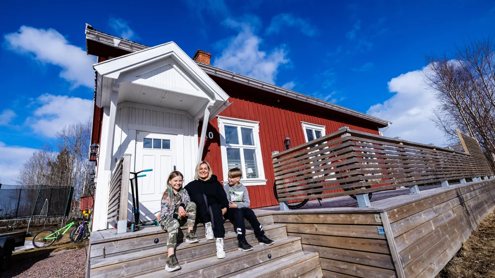 Tvåbarnsmamman Jaana Palomaa har på egen hand renoverat Kallax missionshus. Här sitter hon utanför den nybyggda altanen tillsammans med dottern Elise, åtta år och sonen Eddie, tio.