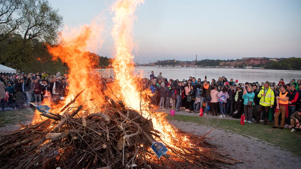 Tänk på brandrisken när majbrasan ska tändas. Bild från Valborgsfirande i Rålambshovsparken i Stockholm 2019.