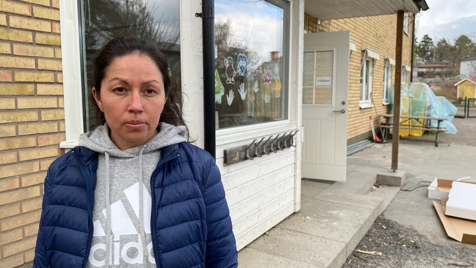 Hanna Myrbergs framför Leklusts lokaler i Björklinge. Hennes son Emanuel, 5 år, har klagat på ont i magen över stöket. Hanna berättar att fler föräldrar också sagt att deras barn mår dåligt över de många flyttarna.