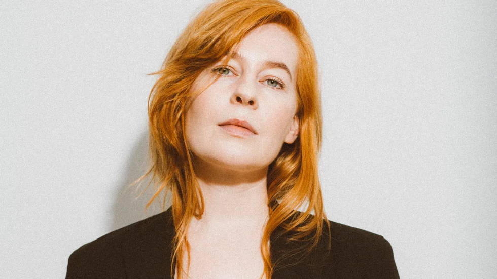 Lina Rydén Reynols är poet och förläggare och bosatt i Stockholm. Hon debuterade med diktsamlingen "Läs mina läppar" (2019). Boken nominerades till Borås Tidnings debutantpris.